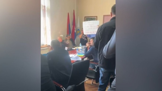 Dve paralelne sednice u gradu